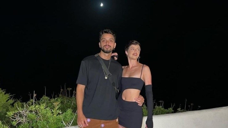 La pareja salió a disfrutar de la noche con estilo y recibió elogios de los fanáticos.  Foto: Reproducción/Instagram Oficial de Rodrigo Simas.