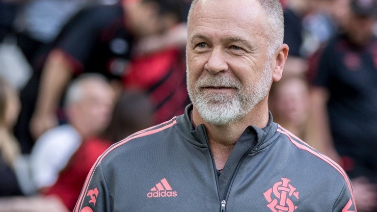 Internacional aproveita brecha e Mano Menezes pede defensor titular do Flamengo; veja detalhes