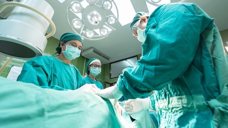 Todo procedimento cirúrgico deve ser realizado em ambiente hospitalar e por um médico especializado