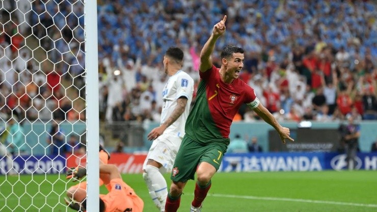 Justin Setterfield/Getty Images/ "Nenhuma força externa na bola"; Chip indica que CR7 não toca na bola em gol de Portugal.