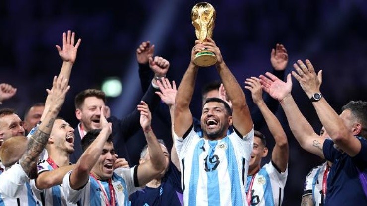 Foto: Julian Finney/Getty Images - Agüero esteve na comemoração do Tri da Argentina