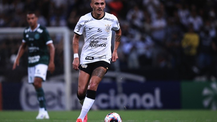 Foto: Ettore Chiereguini/AGIF - Fábio Santos foi bem na vitória do Corinthians