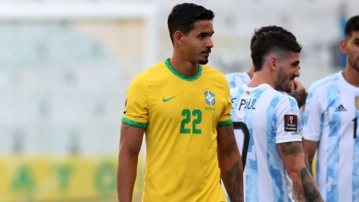 Lucas Veríssimo com a camisa da Seleção Brasileira - Foto: Alexandre Schneider/Getty Images