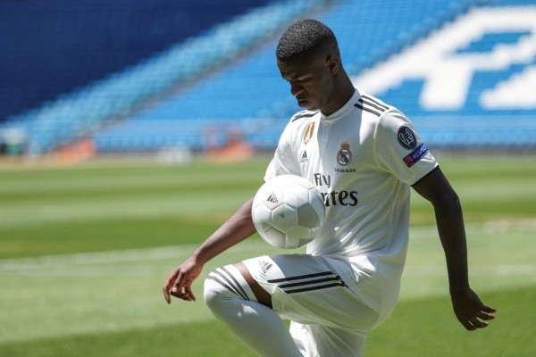 Vinicius Jr. se apresentando no Santiago Bernabéu