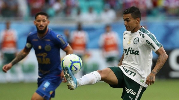 Dudu domina a bola na partida contra o Bahia pelo Campeonato Brasileiro