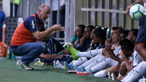 Mano Menezes enquanto conversa com atletas que ficaram no banco de reservas