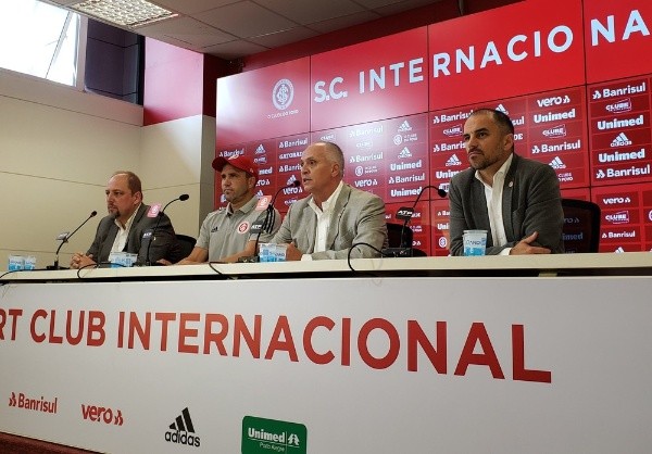 Dirigentes do Internacional estiveram ao lado de Eduardo Coudet no primeiro dia de atividades da temporada 2020