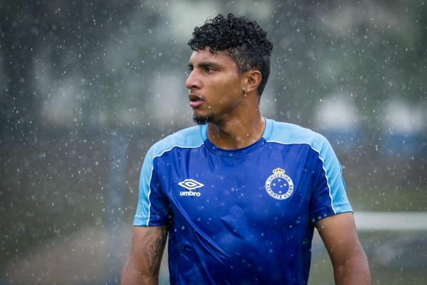 Éderson com a camisa do Cruzeiro (Foto: Gustavo Aleixo/Cruzeiro)
