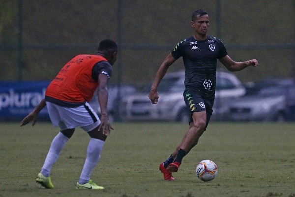 Cícero em ação no jogo-treino contra o Estrela do Norte