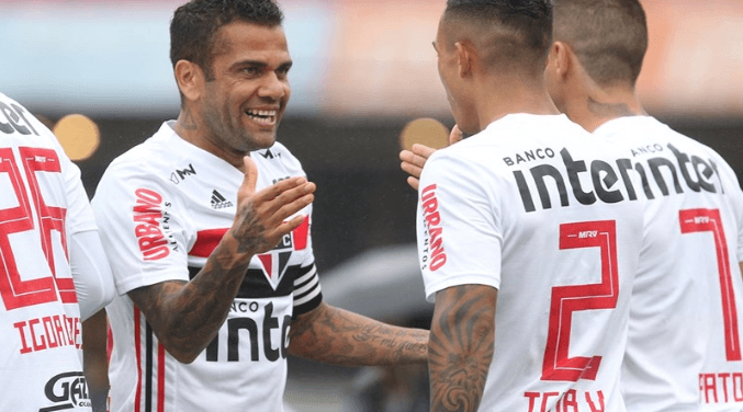 Dani Alves: voz forte no vestiário (Foto: Rubens Chiri/saopaulofc.net/Divulgação)