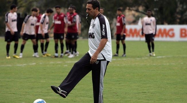 Rincón criticou a postura de Vanderlei Luxemburgo no Atlético Mineiro. Foto: Divulgação/Twitter