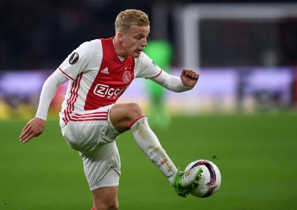 Van De Beek deve ser negociado pelo Ajax.