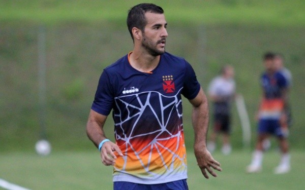 Cáceres vai reforçoar a Raposa – Foto: Carlos Gregório Jr/Vasco.