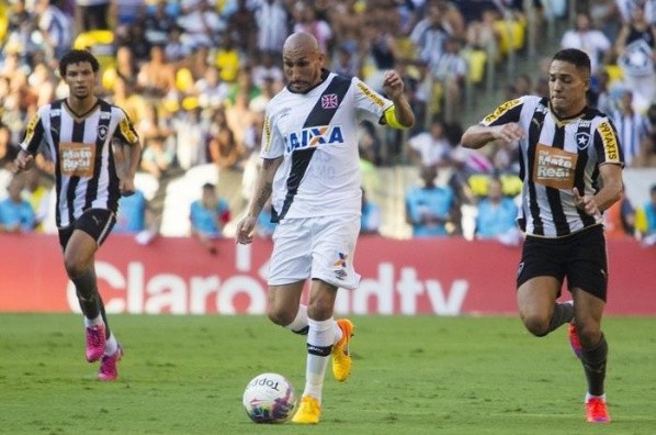 Entrega e liderança marcaram a passagem do volante argentino no Vasco da Gama (Foto: Divulgação/Vasco)