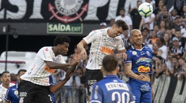 Gil aprovou a estreia de Avelar na zaga. Foto: Agência/Corinthians