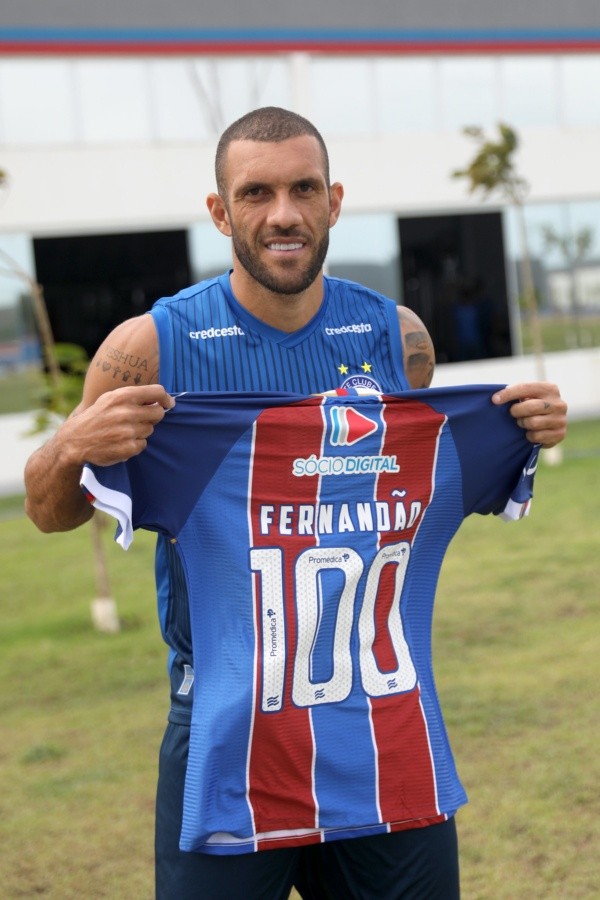 Fernandão com a camisa comemorativa pelos 100 jogos (Felipe Oliveira / EC Bahia)