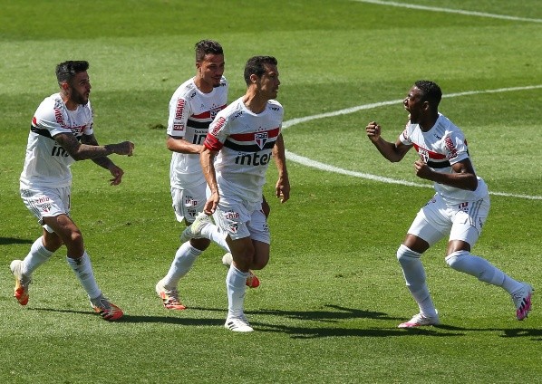 Hernanes comemora gol no Majestoso - (Foto Getty Images)