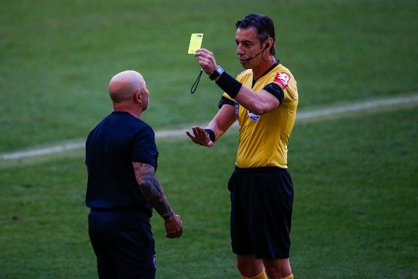 Jorge Sampaoli está pendurado para o duelo desta quinta (Foto: Getty Images)