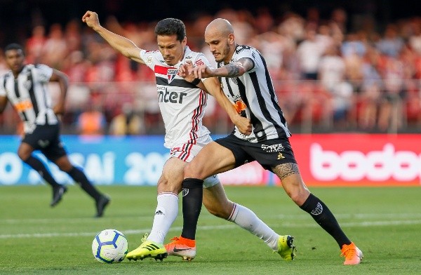 Hernanes e Fábio Santos em disputa pelo Brasileirão 2019. (Foto: Getty Images)