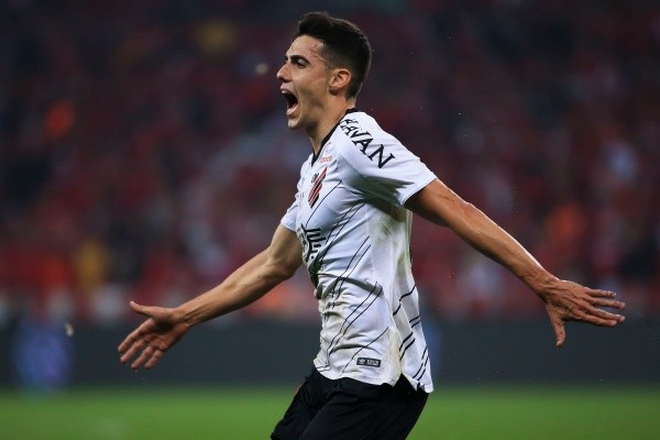 Léo Citadini em campo pelo Furacão. (Foto: Getty Images)