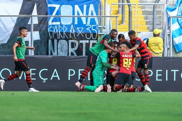 Jogadores do Sport festejam gol contra o Gremio - (Foto: Getty Images)