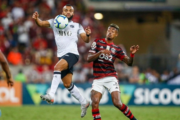 Samuel Xavier em jogo contra o Flamengo em 2019. (Foto: Getty Images)