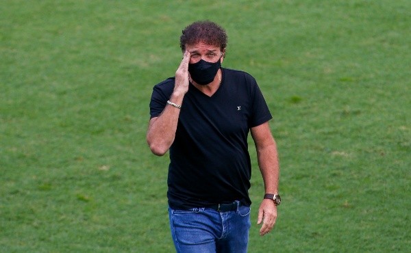 Cuca pensa para montar o time. (Foto: Getty Images)