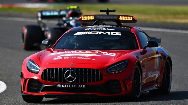 Detalhe para o safety-car vermelho da Mercedes. (Foto: Getty Images)