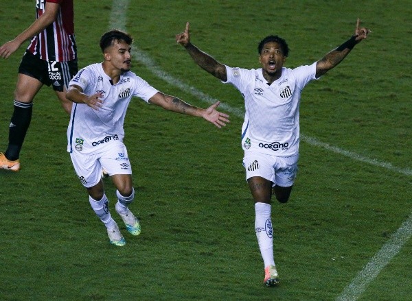 Marinho comemora gol no clássico contra o São Paulo. (Foto: Getty Images)