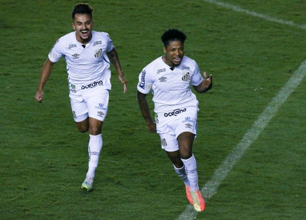 Marinho comemora gol no clássico contra o São Paulo - (Foto: Getty Images)