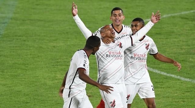 Walter comemora o seu gol, que deu a vitória ao Athletico com o seus companheiros. Foto: Divulgação