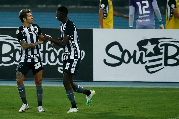 Botafoguenses festejam gol na última partida contra o Vasco. (Foto: Getty Images)
