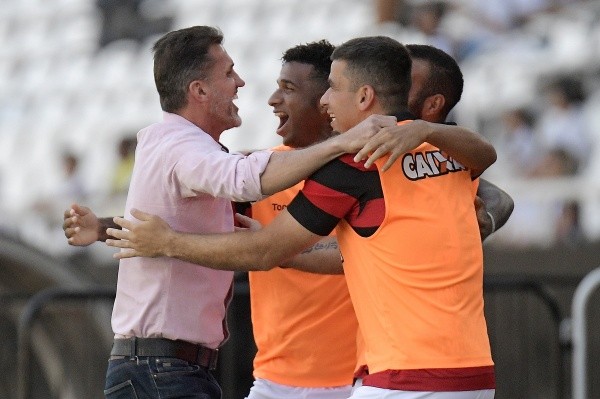 Vagner Mancini e seus jogadores festejando gol. (Foto: Getty Images)
