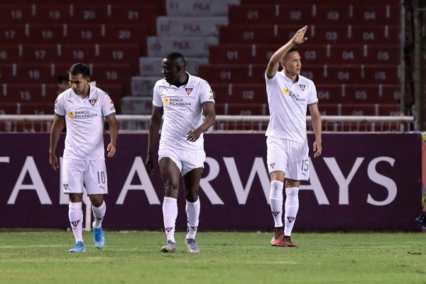 Jogadores da LDU em campo pela Libertadores. (Foto: Getty Images)