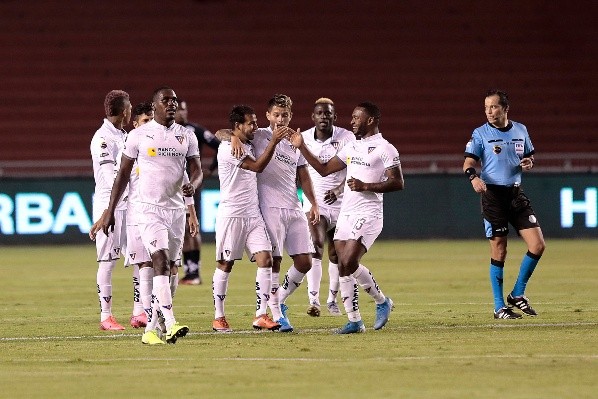 Jogadores da LDu festejam gol marcado. (Foto: Getty Images)