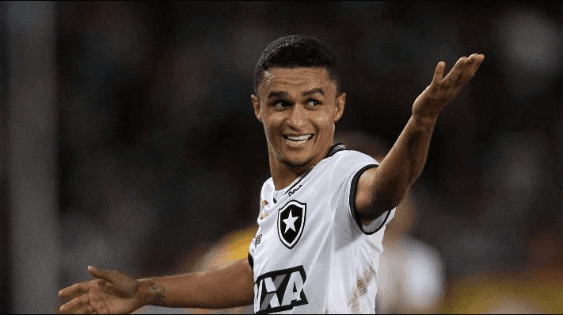 Erik agita torcida do Botafogo e manda recado sobre retorno. (Foto: Getty Images)