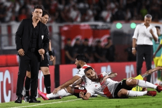 A equipe de Gallardo joga pela classificação.