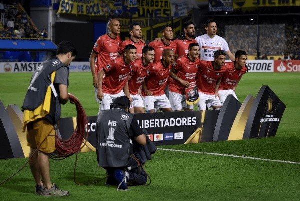 Bolivianos precisam vencer para seguir firme na luta pela classificação. (Foto: Getty Images)