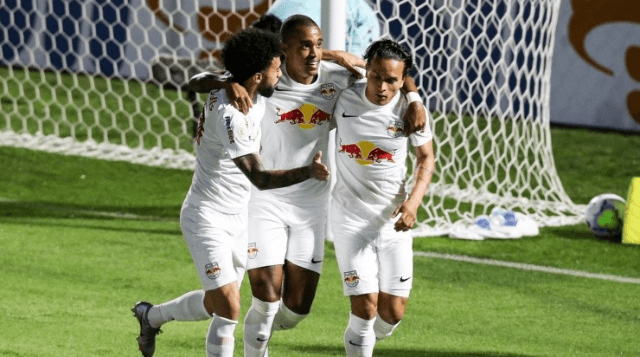 Jogadores do Red Bull festejam gol no Brasileirão. (Foto: Getty Images)