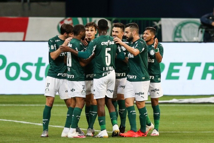 Atletas do Palmeiras festejam gol no Brasileirão. (Foto: Getty Images)