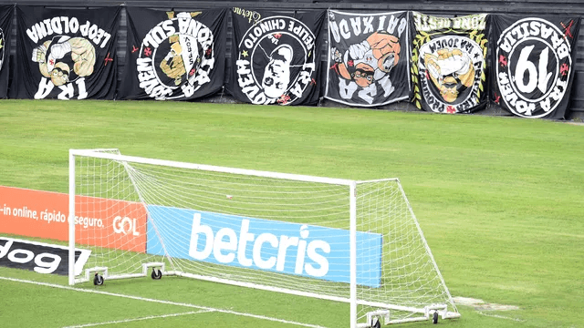 Torcida do Vasco pendura faixas de cabeça para baixo em protesto (Foto: André Durão)