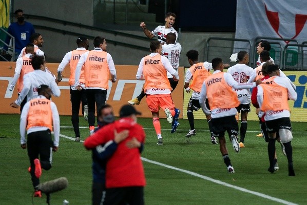 Jogadores do São Paulo comemoram vitória no clássico. (Foto: Getty Images)