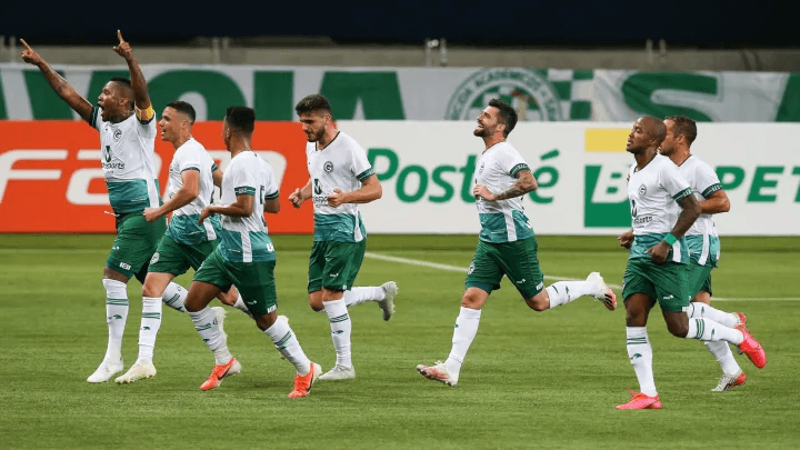Jogadores do Goiás em poucos momentos alegres até aqui na competição. (Foto: Getty Images)