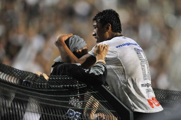 Paulinho comemorando gol contra o Vasco — Foto: Getty Images