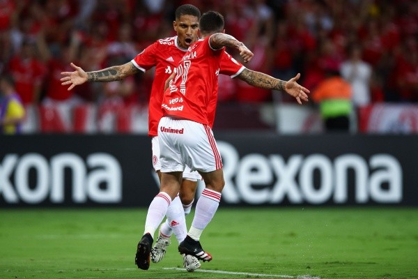 Paolo Guerrero comemora gol pelo Internacional. Foto: Getty Images