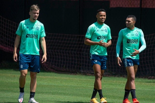 Noga ao lado de Lázaro e Matheuzinho — Foto: Alexandre Vidal / Flamengo