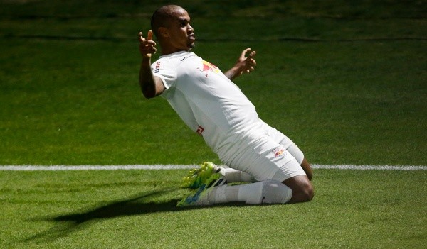 Alerrandro, do RB Bragantino, comemora gol pelo Brasileirão. Foto: Getty Images