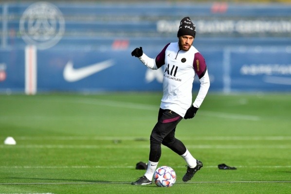 Neymar, que deve enfrentar o Manchester United, durante treino do PSG. Foto: Getty Images