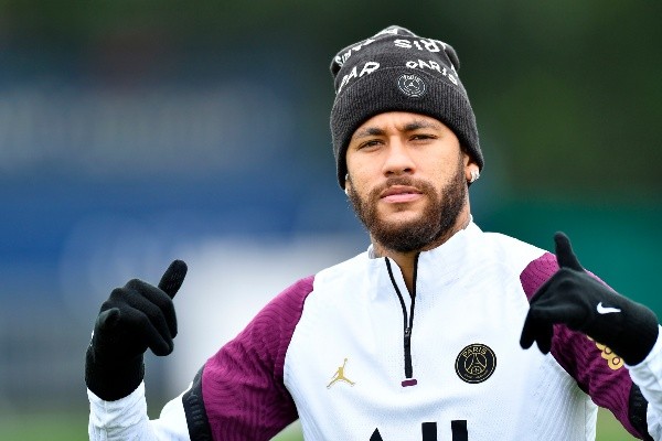 Neymar, que deve enfrentar o Manchester United, posa durante treino do PSG. Foto: Getty Images