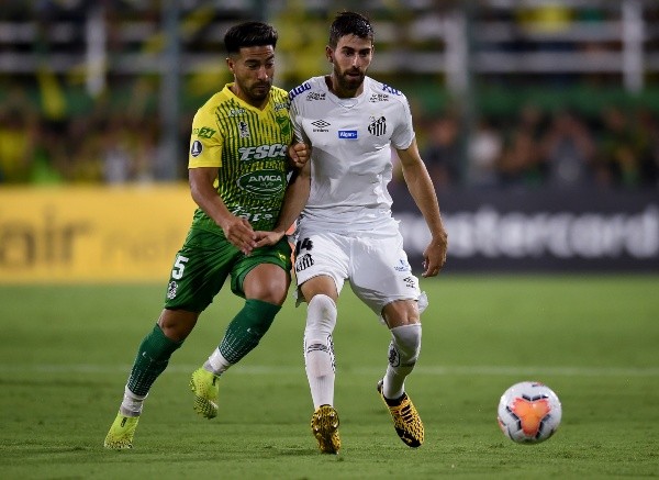 Pela Libertadores, Nelson Acevedo, do Defensa y Justicia, e Luan Peres, do Santos, brigam pela bola. Foto: Getty Images